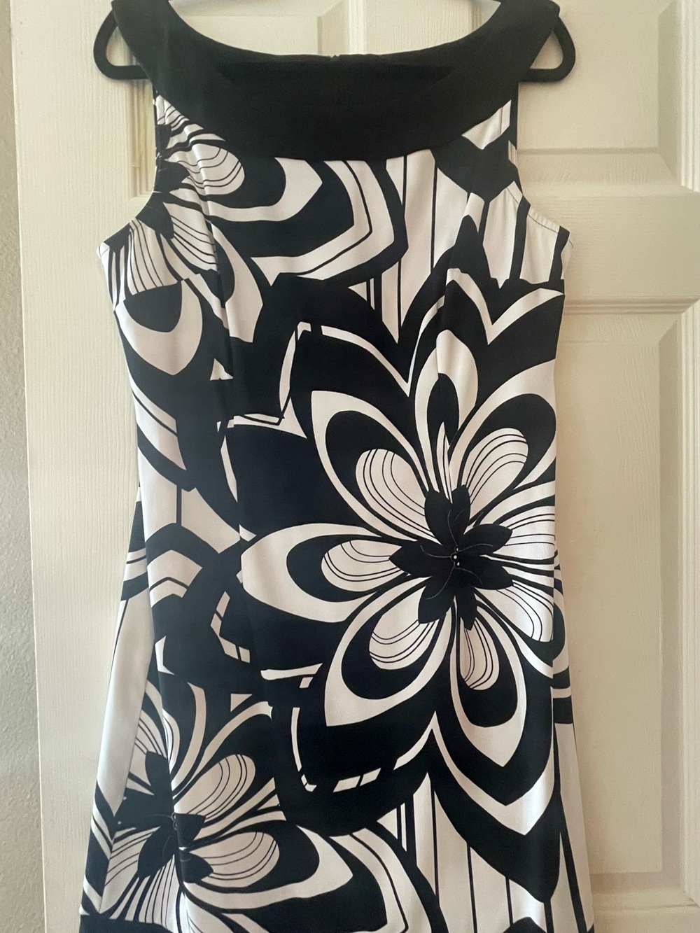 connected apparel Black and White Floral Sleeveless Tunic